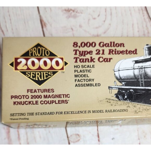 Proto 2000 Series 8,000 Gallon Type 21 Riveted Tank Car HO Scale Model Train - Picture 3 of 14